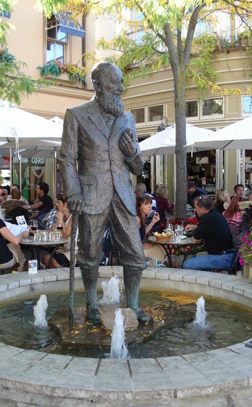 The statue of George Bernard Shaw which is located in front of The Shaw Caf & Wine Bar in the heart of Niagara-on-the-Lake on bustling Queen Street.