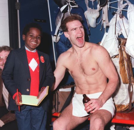 Hilarious photo of the Oilers having a laugh with/at 