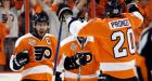 Flyers hold off Blackhawks, tie series in Game 4
